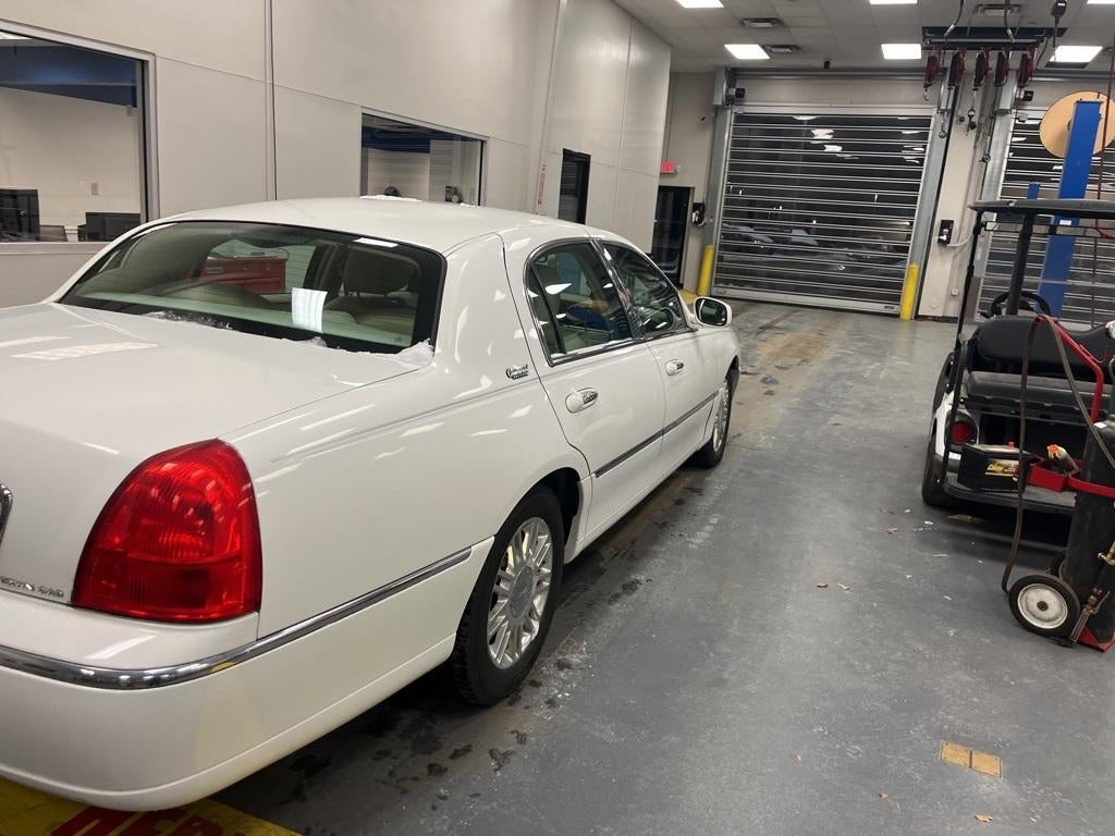 2011 Lincoln Town Car Signature Limited