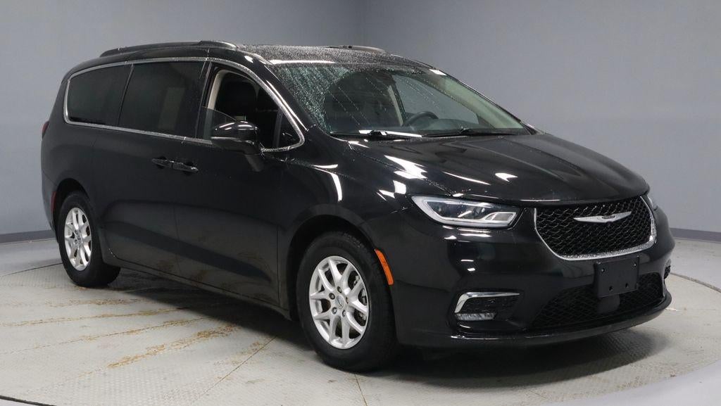 2022 Chrysler Pacifica Touring L's photo