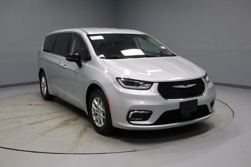 2024 Chrysler Pacifica Touring L's photo