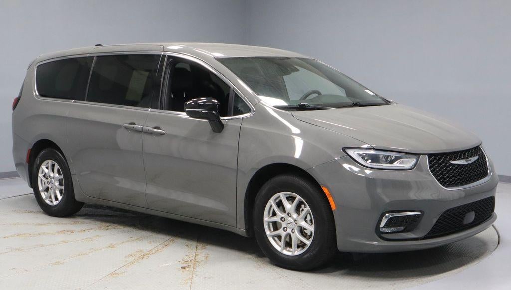 2025 Chrysler Pacifica Select's photo