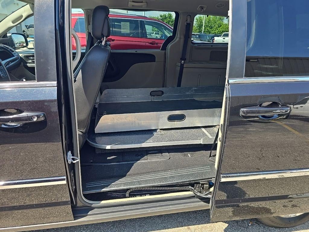 2016 Chrysler Town & Country Touring