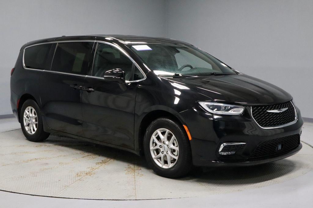 2025 Chrysler Pacifica Select's photo