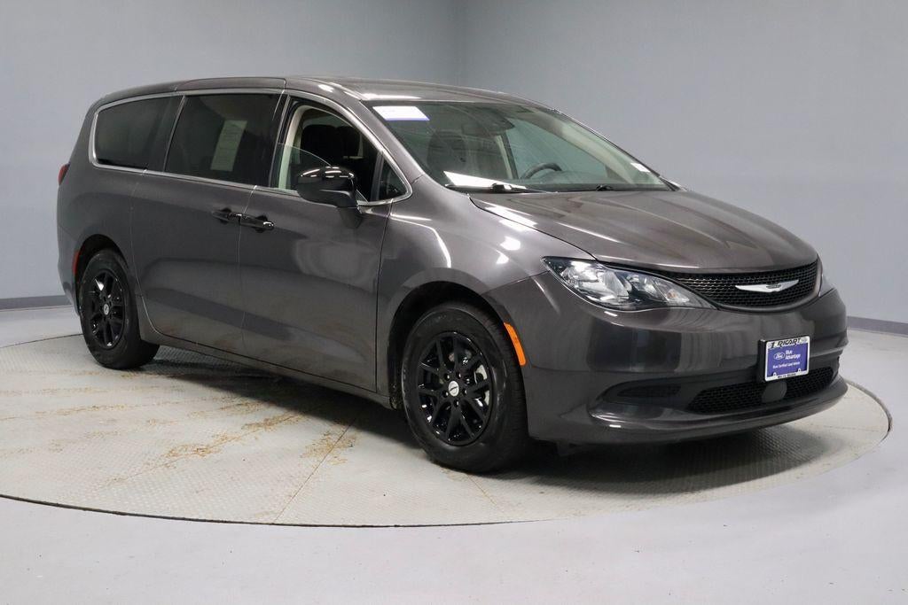 2023 Chrysler Voyager LX's photo