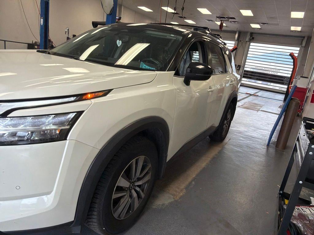 2022 Nissan Pathfinder SL