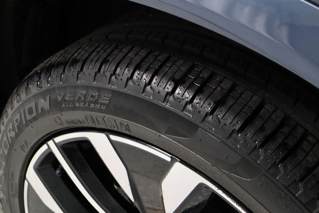 2025 Volvo XC90 B5 Plus